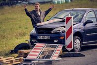 neoriginal: Like a Loser – Unfallsünder Julian (Ben Münchow) kann nicht glauben, dass er ausgerechnet jetzt das Auto gegen ein Hindernis gesetzt hat. Weiterfahren kann er so definitiv nicht, dabei muss er den entlaufenen Ernst unbedingt aufhalten.