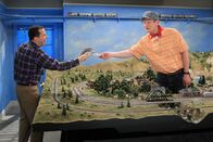 Two and a Half Men – Nach einem Streit mit Walden beschließt Alan (Jon Cryer, l.), bei Herb (Ryan Stiles, r.) einzuziehen. Doch kann das gut gehen?; Nach einem Streit mit Walden beschließt Alan (Jon Cryer, l.), bei Herb (Ryan Stiles, r.) einzuziehen. Doch kann das gut gehen?