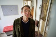 Tatort – Felix Voss (Fabian Hinrichs) schleicht durch das Haus von Erika Schönfeld.