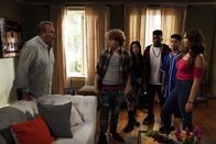 Modern Family – (v.l.n.r.) Cameron (Eric Stonestreet); Kyle (Justin Ellings); Suzie (Kristen Li); Derek (Charles Lott jr.); Carlos (Jeremy Becerra); Belinda ((Alejandra Azur)