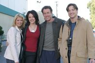 Scrubs - Die Anfänger – Eigentlich wollten sie gemeinsam Geburtstag feiern, doch dann kommt alles ganz anders: Danni (Tara Reid, l.), Jordan (Christa Miller Lawrence, 2.v.l.), Dr. Cox (John C. McGinley, 2.v.r.) und Ben (Brendan Fraser, r.) ...