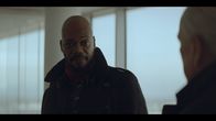 The Bank Hacker – Souleymane (Claude Musungayi) verabschiedet sich am Flughafen von Alidor. Es gibt nichts, was ihn hier noch hält.