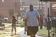 Blind Side - Die große Chance – Niemand traut dem obdachlosen Jugendlichen Michael Oher (Quinton Aaron) etwas zu - bis er auf Leigh Anne Tuohy trifft ...