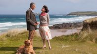 Rosamunde Pilcher: In der Mitte eines Lebens – Bei ihrem Strandspaziergang trifft Ella (Marijam Agischewa) ihren "Lebensretter" Richard (Dietrich Adam) wieder.