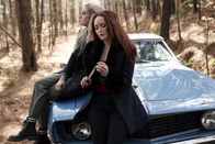 Legacies – Lizzie Saltzman (Jenny Boyd, l.); Aurora de Martel (Rebecca Breeds, r.)