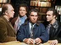 Tatort – Gert Kosminski (Gerd Böckmann, 2.v.l.) hat Angst um seinen Freund Heinz Joesges (Joachim Kemmer, 3.v.l.). Halten Flemming (Martin Lüttge, l.) und Ballauf (Klaus J. Behrendt, r.) ihn für einen Mörder?