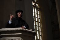 Die Deutschen – Thomas M?ntzer (St?phane Lalloz) predigt f?r den Wandel der geistlichen und weltlichen Ordnung. In einer Zeit der st?ndigen Unterdr?ckung spricht er Probleme und ?ngste des Bauernstandes an und gewinnt damit viele Anh?nger. Honorarfrei - nurThomas M?ntzer (St?phane Lalloz) predigt f?r den Wandel der geistlichen und weltlichen Ordnung. In einer Zeit der st?ndigen Unterdr?ckung spricht er Probleme und ?ngste des Bauernstandes an und gewinnt damit viele Anh?nger. Honorarfrei - nur