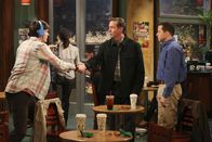 Two and a Half Men – Vor der Hochzeit von Alan (Jon Cryer, r.) mit Gretchen gibt es noch einiges zu besprechen zwischen dem Bräutigam, seinem zukünftigen Schwager Larry (D. B. Sweeney, M.) und Walden (Ashton Kutcher, l.) ...