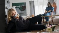 Die Chefin – Die Hauptkommissarin und eine Frau sitzen gefesselt in einem Wohnzimmer, v.li.: Katharina Böhm als Vera Lanz, Süheyla Ünlü als Alina Aziz