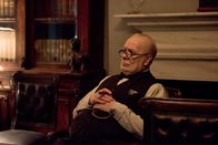 Die dunkelste Stunde – Winston Churchill (Gary Oldman) nimmt sich Zeit, auch einmal länger nachzudenken.