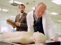 Tatort – WDR Fernsehen TATORT: Eine Leiche zuviel Fernsehfilm Deutschland 2004, Regie: Kaspar Heidelbach, Buch: Dorothee Schön und Georg Schott Uhr. Bei genauerem Hinsehen, muss Prof. Gregor Härtling (Jürgen Hentsch, re.) einer grausigen Tatsache ins Auge blicken: die Tote ist Amelie Blanc, eine französische Chemikerin, die bis vor kurzem noch in seinem Institut hospitiert hat. Und auch Prof. Karl-Friedrich Boerne (Jan Josef Liefers, li.) ist schockiert. Auf dem Institutsfest hatte er doch noch mit ihr getanzt.