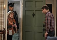B Positive – Norma (Linda Lavin, l.); Drew Dunbar (Thomas Middleditch, r.)