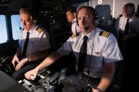 Mayday - Alarm im Cockpit – Die Flugbesatzung im Cockpit des TWA-Flugs 800. (Bildnachweis: Cineflix/Darren Goldstein)