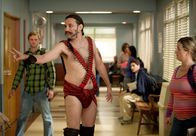 Community – Starburns (Dino Stamatopoulos) lässt sich was ganz besonderes einfallen, um bei der neuen Bewertungs-App ganz weit oben zu stehen ...