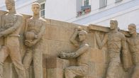 Kunst - Ob du willst oder nicht – Kunst am Gemeindebau: Siegfried Charoux "Fries der Arbeit", Zürcher Hof.