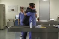 Navy CIS – Wird Tony (Michael Weatherly, M.), da er nun Vater ist, seinen Dienst beim NCIS beenden? Jimmy (Brian Dietzen, r.) und Ducky (David McCallum, l.) wird er auf jeden Fall fehlen ...
