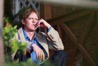 Death in Paradise – Humphrey (Kris Marshall) weiß, dass es sich bei diesem Fall um Mord handelt. Doch er kommt nicht dahinter, wie der Mörder den Tod des Musikers inszenieren konnte, ohne dass jemand etwas mitbekommen hat.