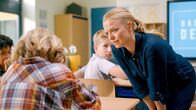 Lena & Benedict – Lenas Lehrerin (Keja Kwestro) tut es sehr leid, dass Benedict nicht mitfahren kann auf die Klassenfahrt.