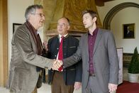 Die Rosenheim-Cops – Als Fingerabdrücke von Prof. Heppt (Hubert Mulzer, l.) am Tatort gefunden werden, werden Achtziger (Alexander Duda, m.) und Hansen (Igor Jeftic, r.) misstrauisch.