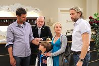 Sturm der Liebe – ARD STURM DER LIEBE FOLGE 1599 Uhr im ERSTEN. Nils (Florian Stadler, l.), Alfons (Sepp Schauer, 2.v.l) und Michael (Erich Altenkopf, r.) verabschieden sich von Tanja (Judith Hildebrandt, 2.v.r.) und Fabien (L. de Greiff, M.).