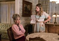 Young Sheldon – Nachdem nicht nur George, sondern auch Meemaw (Annie Potts, l.) von den gewinnbringenden Statistiken erfahren, die Sheldon ihnen zu jedem Footballspiel geben kann, mach sie es sich beide sofort zu nutzen. Doch das gefällt Mary (Zoe Perry, r.) überhaupt nicht ...