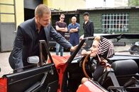 Großstadtrevier – Nina Sieveking (Wanda Perdelwitz, r.) ermittelt undercover in der Autowerkstatt von Burim Mataj (Thomas Wüpper, Im HG Mi.) und trifft dort zufällig auf Loppe (Vincent Krüger , im HG) und seine Bewacher Nikola Lumic (Alwin Eifler, l.) und Mateo Krasnic (Alexandru Cirneala, l.).