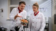 Sturm der Liebe – Robert (Lorenzo Patané, l.) gibt sich Greta (Laura Osswald, r.) gegenüber betont streng.
