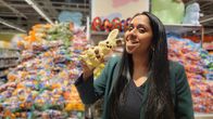 Puls – Moderatorin Tama James-Vakeesan vor einem Berg von Schokoladeeiern, mit einem Schokolade-Osterhasen in der Hand Copyright: SRF