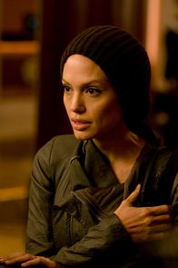 Salt – Seit Evelyn Salt (Angelina Jolie) verdächtigt wird, eine Doppelagentin zu sein, ist ihr Leben keinen Pfifferling mehr wert.