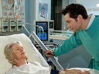 In aller Freundschaft – Während einer Untersuchung durch Dr. Philipp Brentano (Thomas Koch) wacht Ella Wagner (Renate Geißler) aus dem Koma auf.