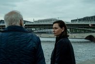 Counterpart – Yanek (James Cromwell, l.); Mira (Christiane Paul, r.)