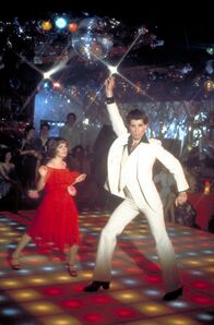 Saturday Night Fever – Das harte Training hat sich gelohnt. Stephanie (Karen Lynn Gorney, l.) und Tony (John Travolta, r.) begeistern das Publikum eines Tanzwettbewerbes. Können sie auch die Jury überzeugen?
