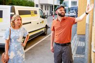 Die Rosenheim-Cops – Paketbote Hannes Winkler (Steffen Wolf, r.) hat für Christin Lange (Sarah Thonig, l.) eine Wohnungsbesichtigung organisiert. Nur blöd, dass er sich nicht mehr an den Straßennamen erinnern kann.