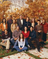 Gilmore Girls – v.l.n.r.) Dean (Jared Padalecki), Luke (Scott Patterson), Rory (Alexis Bledel), Lorelai (Lauren Graham) und Jess (Milo Ventimiglia) bereit ...