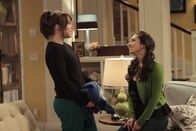 Last Man Standing – Kristin (Amanda Fuller, l.); Mandy (Molly Ephraim, r.)
