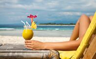 Meeresrauschen – Einen Cocktail an einem tropischen Strand
