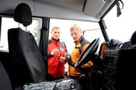 Die Bergretter – Andreas (Martin Gruber, r.) und Bea (Paula Paul, l.) haben die Scheibe des Wagens von Thomas Wieser eingeschlagen. Sie hoffen, einen Hinweis auf den Verbleib seiner Tochter zu finden.