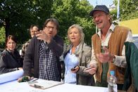 Doppelgängerin – Glaserei-Inhaberin Emma Stöckel (Jutta Speidel, 2.v. rechts) bespricht mit ihren beiden Mitarbeitern Kurt (Michael Fitz, 3.v. rechts) und Nessel (Michael von Au, rechts) ein Projekt.