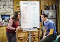 The Big Bang Theory – Der Versuch, ihren Hochzeitsplanungsstress durch Mathematik zu minimieren, funktioniert nicht so, wie Amy (Mayim Bialik, l.) und Sheldon (Jim Parsons, r.) sich das gedacht haben ...