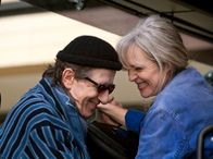 In aller Freundschaft – Helga Rosteck (April Hailer) übernimmt die Fracht-Fahrt ihres Mannes Norbert (Rolf Zacher). Die beiden verstehen sich blind.