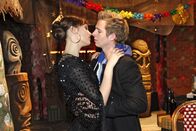 Verliebt in Berlin – Während der Faschingsparty kommen sich Theresa (Anja Thiemann, l.) und Luis (Daniel Roesner, r.) näher ...