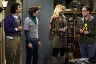 The Big Bang Theory – Lügen haben kurze Beine: Leonard (Johnny Galecki, r.) und Sheldon hoffen, dass sich Rajesh (Kunal Nayyar, l.) und Howard (Simon Helberg, 2.v.l.) gegenüber Penny (Kaley Cuoco, 2.v.r.) nicht verplappern ...