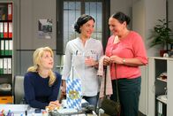 Die Rosenheim-Cops – Christin Lange (Sarah Thonig, l.) von der Kommissariats-Information ist auf der Suche nach einer neuen Wohnung und bekommt dabei unerwartet Unterstützung von Kollegin Marianne Grasegger (Ursula Maria Burkhart, r.) und Stockl (Marisa Burger, M.).