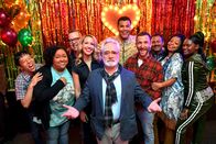 Perfect Harmony – (v.l.n.r.) Quinn (Kenton Chen); Karla (Desi Dennis-Dylan); Junior (Paul Vogt); Ginny (Anna Camp); Arthur Cochran (Bradley Whitford); Dwayne (Geno Segers); Wayne (Will Greenberg); Reverend Jax (Rizwan Manji); Adams Adams (Tymberlee Hill); Leanne (Shanice Williams)