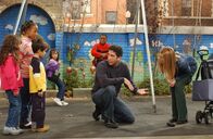 Friends – Als sich Ross (David Schwimmer, 2.v.r.) seinen Ängsten, einer Spinnenphobie, macht er keine besonders gute Figur. Rachel (Jennifer Aniston, r.) ist stolz auf sich, da sie ihre Aufgabe mit Bravour gemeistert hat ...