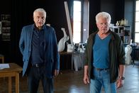 Tatort – Carl Silberman (Lukas T. Sperber) gesteht den Kriminalhauptkommissaren Leitmayr (Udo Wachtveitl, links) und Batic (Miroslav Nemec) die Affäre mit Nora.