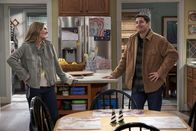 Outmatched - Allein unter Genies – Kay (Maggie Lawson, l.); Mike (Jason Biggs, r.)