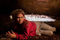 SOKO Wien – Hanna Wagner (Lana-Mae Lopicic) liegt schwach und verletzt im Keller einer Ruine am Boden.