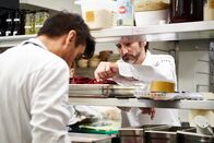 Restaurantlegenden – Paul Ivić (r.) beim Kochen im Restaurant TIAN.