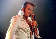 Um Himmels Willen – Wöller (Fritz Wepper) will den Nonnen die Schau stehlen: er tritt bei der Wohltätigkeitsveranstaltung als "Elvis" auf.